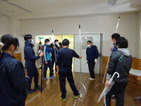 取り押さえ方の指導を警察の方から受ける