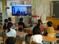 警察の方のお話を聴く子供たち