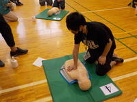 体が小さい児童には片手の方が良い場合もあるそうです。