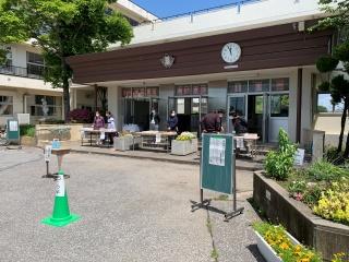 配付物受け取りの様子