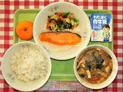 １８８９年、山形県鶴岡市の私立忠愛小学校で、貧しくてお弁当を持ってこられない子どもたちに昼食を出したのが、給食の始まりとされ、その時のメニューが「おにぎり、焼き魚、漬け物」であったといいます。