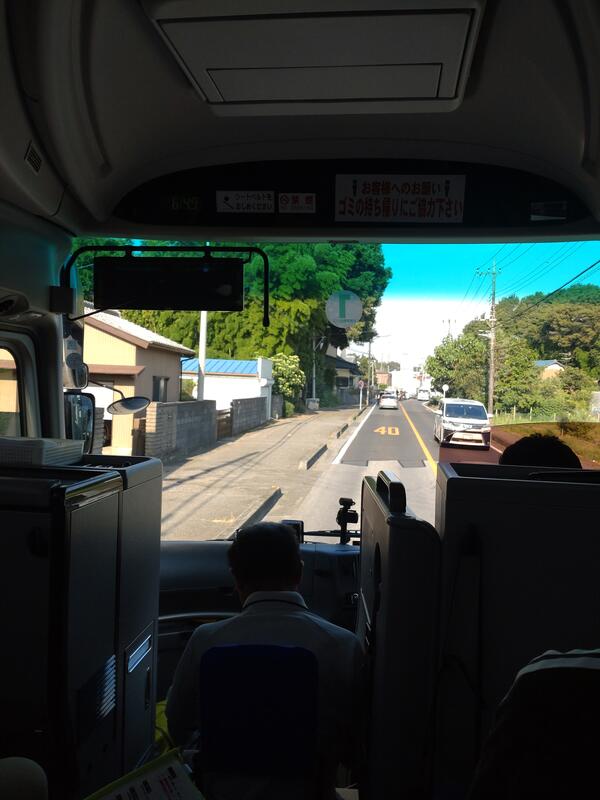 林間学校へ向けて、バスが出発しました。