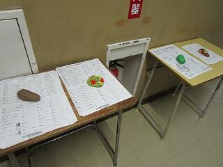 ２年生の廊下には、中間テスト対策プリントが置かれています　生徒は自由に取っていきます