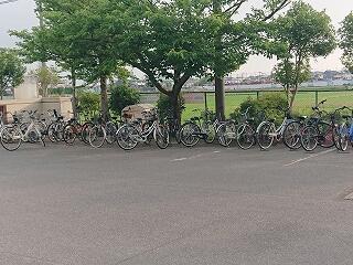 生徒達の自転車が並んでいます