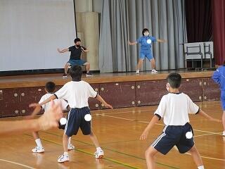 次の活動は、「日本よさこい数え歌」をみんなで踊りました。飯中生は授業でやっていたので、みんなの手本でした