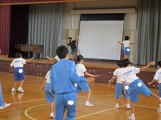 次の活動は、「日本よさこい数え歌」をみんなで踊りました。飯中生は授業でやっていたので、みんなの手本でした