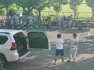 野球部が松伏中との練習試合に出発です