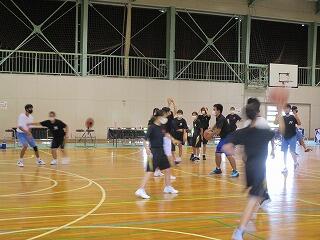 体育館ではバスケットボール部が練習をしていました