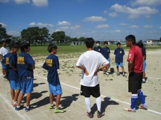 サッカー部　今日はサッカー部ＯＢの高校生が指導に来てくれました　また先生方との練習試合も行いました