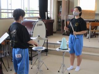 吹奏楽部はパートごとに別々の教室で練習に励んでいます