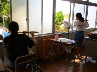 吹奏楽部はパートごとに別々の教室で練習に励んでいます