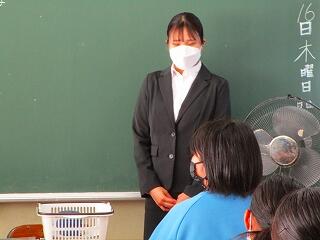 今日から教育実習が始まりました。国語の伊澤先生です　みんなよろしくね！