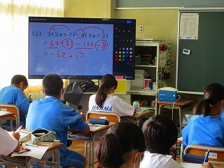 １年２組　数学　文字式の計算　生徒が見るのは黒板ではなくスクリーンです