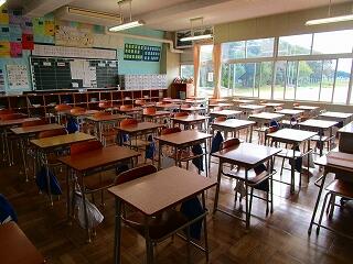 朝の２年１組　整然とした教室です　みんなの登校を待っています