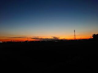 はじめにこれは昨日正門から撮った日没のひとコマです
