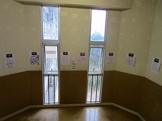 階段の踊り場には選挙ポスターが掲示されています