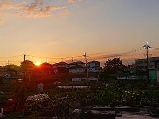 地域から見える朝日　右の建物は中野小学校ですね