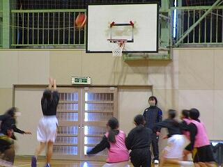 女子バスケットボール部　部活動納め　試合形式の練習をしています