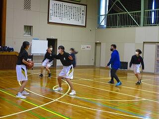 女子バスケットボール部　昨日の豊春中との練習試合で得た課題に取り組んでいます