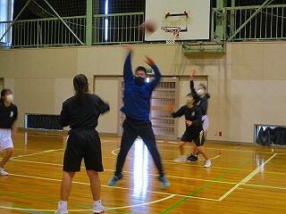 女子バスケットボール部　昨日の豊春中との練習試合で得た課題に取り組んでいます