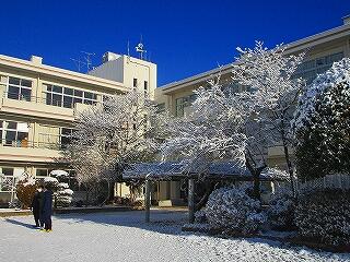 昨日の雪で今日は午前中の諸活動を中止としました　学校周辺は白銀の世界になりました　たまにはいいものです