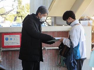 校舎に入る前に昇降口前のピロティで健康観察カードのチェックを行います　検温のチェックと健康観察カードへの保護者の押印をお願いします
