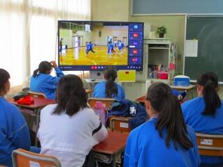 男子の試合を教室で応援する女子生徒たち