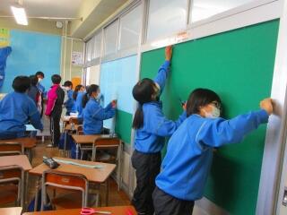 ２年生と５、６組は教室の整備（整美）をしました