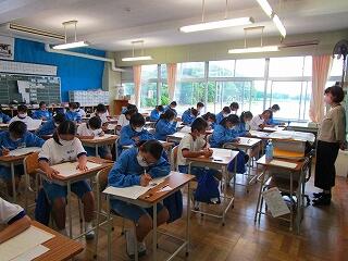 埼玉県学力学習状況調査に真剣に取り組む生徒達
