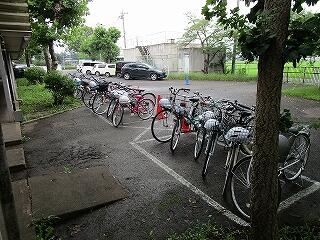 夏季限定自転車通学者の自転車置き場、きちんと整頓されています