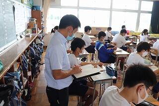 江戸川小中学校の２年生の授業を参観する本校職員