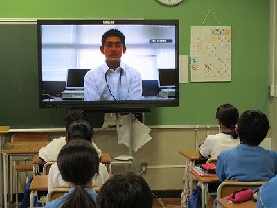 教室のテレビに実習生の自己紹介が映し出されます