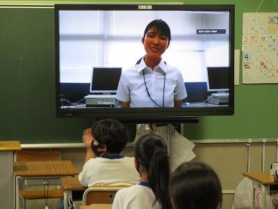 教室のテレビに実習生の自己紹介が映し出されます