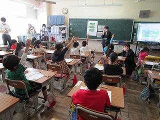 中野小学校の１年生の算数の授業の様子　健気に一生懸命取り組んでいます