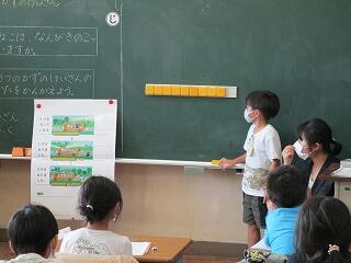 中野小学校の１年生の算数の授業の様子　健気に一生懸命取り組んでいます