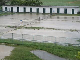 雨の飯沼中　校庭の水はけは悪いです！
