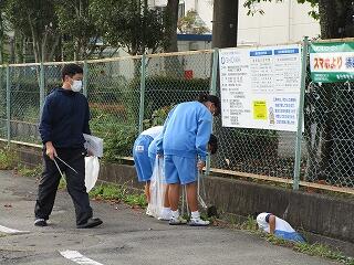 女子テニス部は定期に、朝、学校や地域のごみ拾いをしてくれています