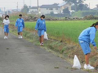 女子テニス部は定期に、朝、学校や地域のゴミ拾いをしてくれています