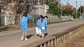 女子テニス部員による、月曜の朝の恒例　清掃活動　ありがとうございます