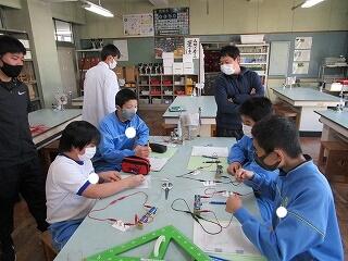 ５、６組　電池を使って電気の性質を学習しました