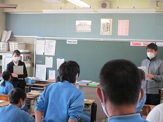 ２年３組　英語　学習ボランティアの岩本先生もいます