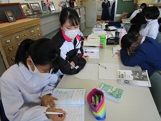 放課後、３年生に勉強を教えてくださっている学習ボランティアの岩本先生