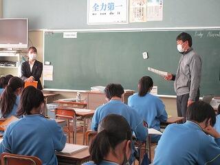 ３年３組　英語　学習ボランティアの岩本先生もお手伝い