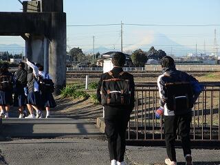 富士山に向かって登校する生徒達