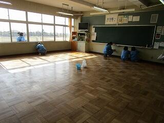 ３年生、奉仕作業お疲れさまでした。すっかり教室もきれいになりました