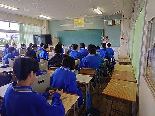 各クラスにて紙面によるクラス発表