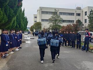 「あいさつは心と心の握手」　今日は何人とあいさつしましたか…