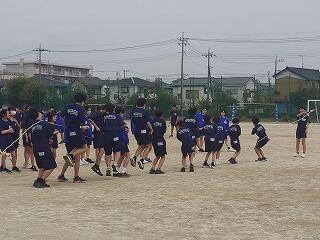 １年生の学年活動は大縄跳び　掛け声が響いていました