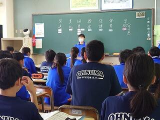 委員会の委員決めの様子、積極的に立候補する生徒が多く立派です！