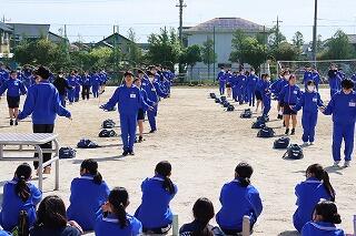 ２年生による縄跳びの見本